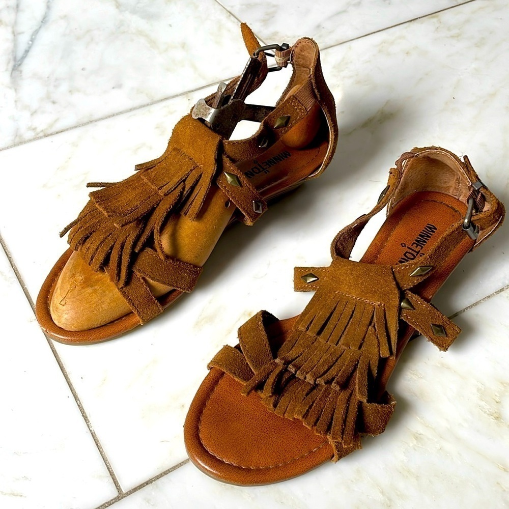 Minnetonka fringed studded brown leather ankle strap sandal size 7 great shape